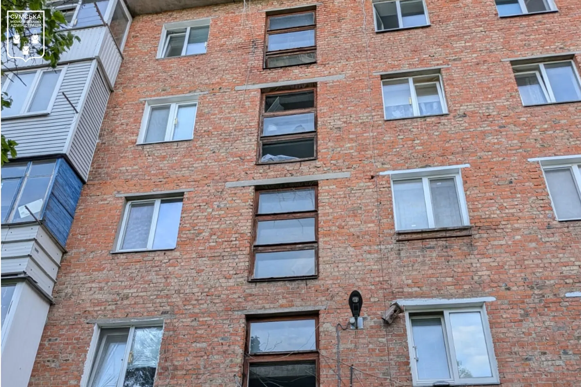 У Сумах російський дрон пробив дах багатоповерхівки: пошкоджено квартиру. Фото і відео