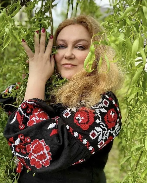 "Часи зараз дуже змінилися". Леся Самаєва – про блат у кіно, жорстку правду про акторських дітей та головне правило свого шлюбу