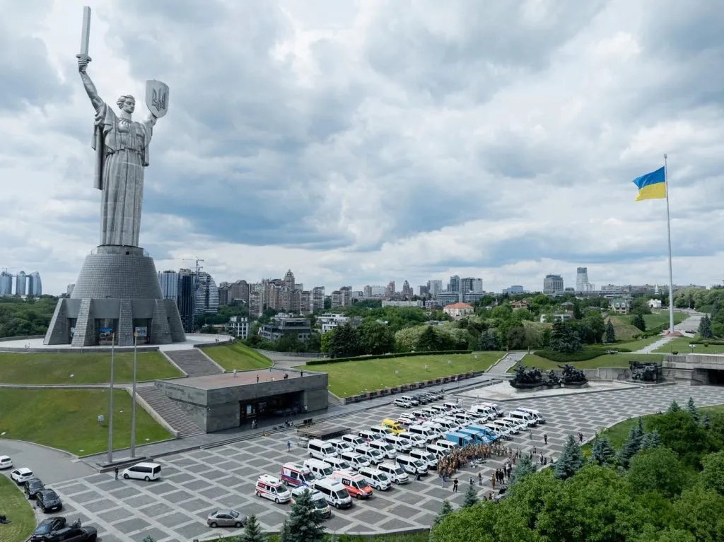 Порошенко та Ukraine Focus передали українським воїнам 51 "швидку" для евакуації поранених