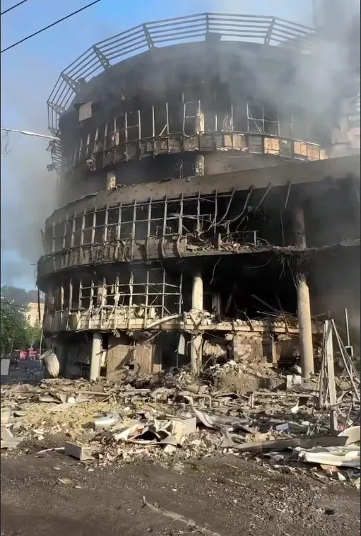 Возле разрушенного ТРЦ "Квадрат" на Лукьяновке парень сыграл на аккордеоне "Как тебя не любить, Киев мой" и растрогал сеть. Видео