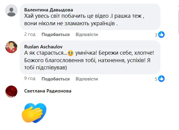 Возле разрушенного ТРЦ "Квадрат" на Лукьяновке парень сыграл на аккордеоне "Как тебя не любить, Киев мой" и растрогал сеть. Видео