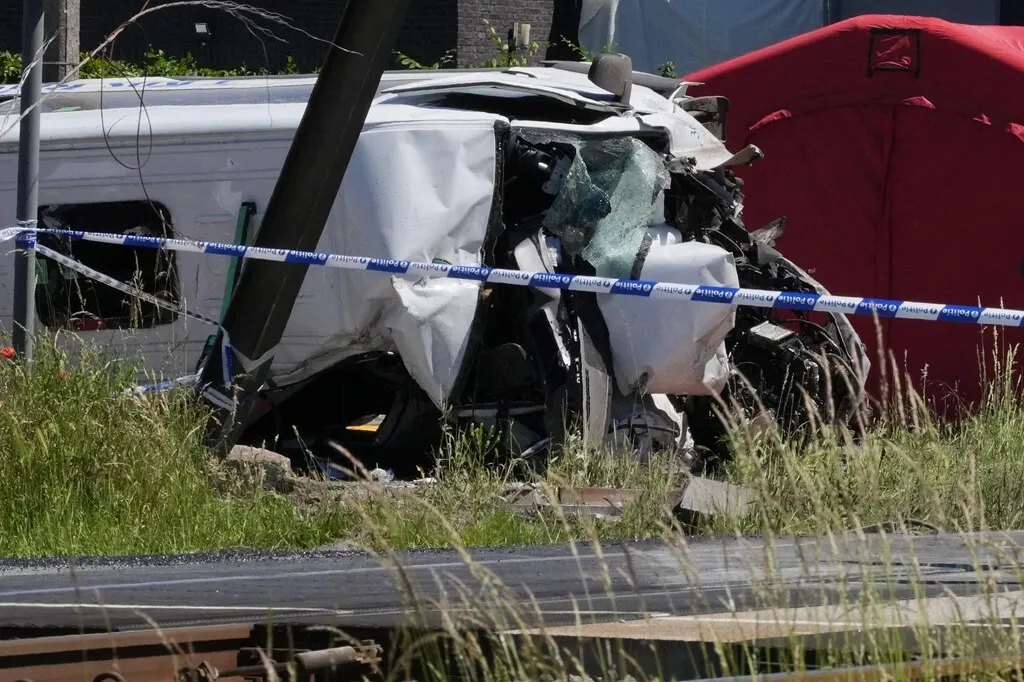 В Бельгии произошла кровавая трагедия: поезд врезался в школьный автобус с детьми, есть погибшие