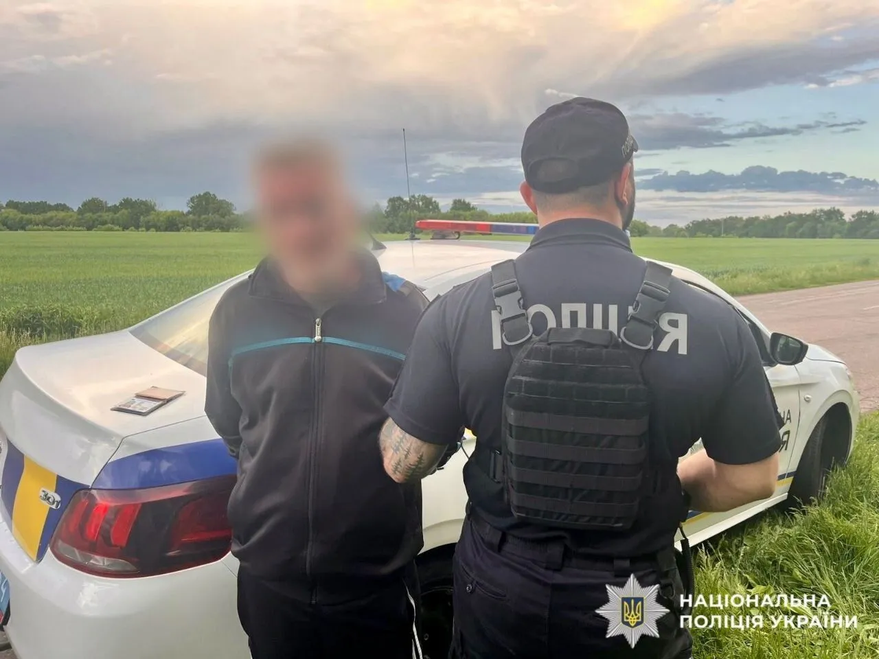 На Київщині чоловік під час конфлікту вбив співмешканку та закопав її тіло біля будинку. Подробиці справи та фото