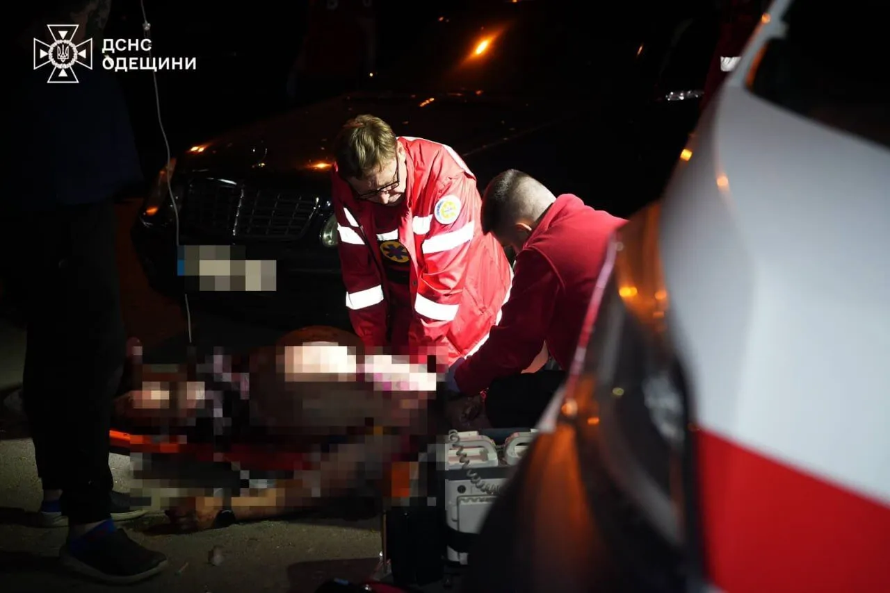 Росія атакувала Одесу: пошкоджено об'єкт інфраструктури, є жертви та пораненні. Фото та відео