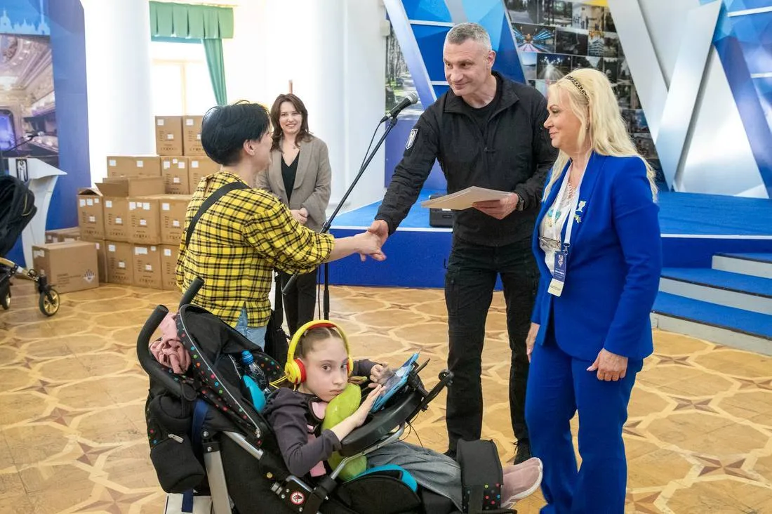Киевские семьи, воспитывающие детей с инвалидностью, получили зарядные станции: Кличко поблагодарил Таллинн за поддержку