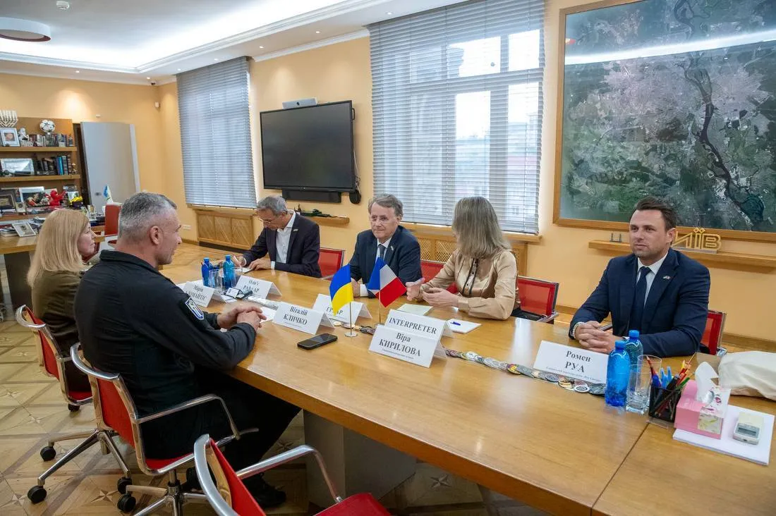 Обговорили подальшу ефективну співпрацю: Кличко зустрівся з мером французького міста Орлеан Груаром