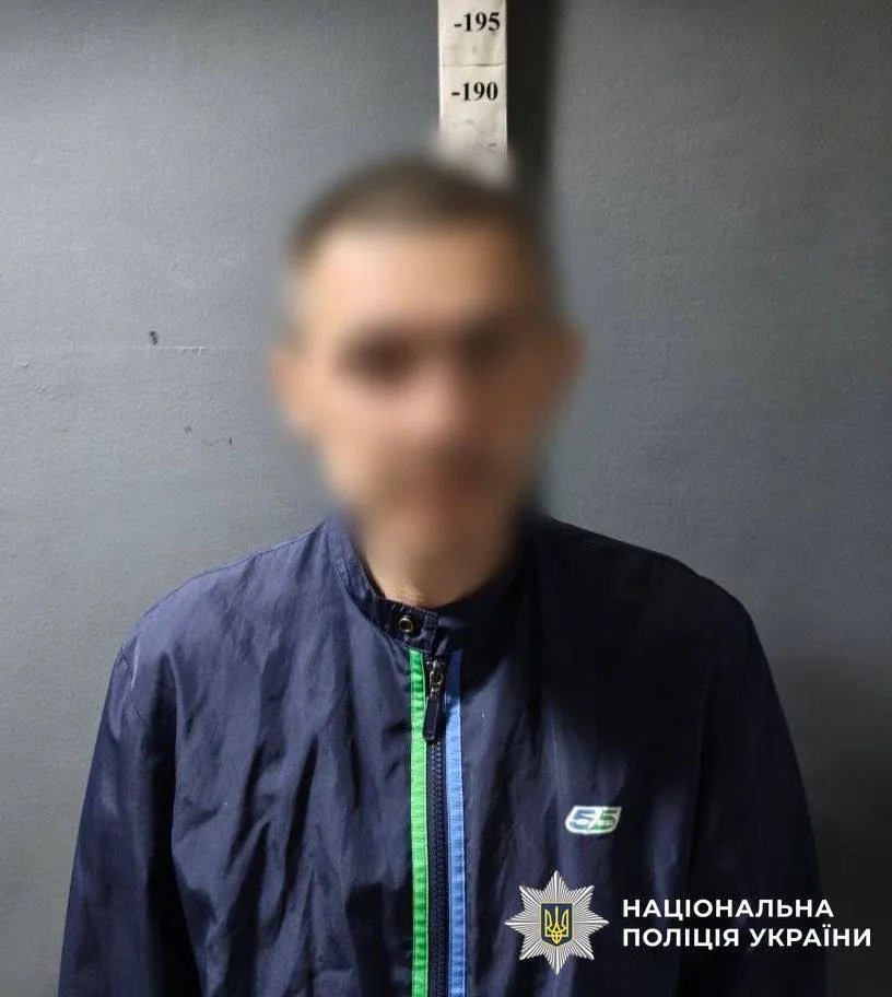 В Киеве задержали мужчину, который напал на женщину возле бювета и пытался изнасиловать ее. Подробности дела