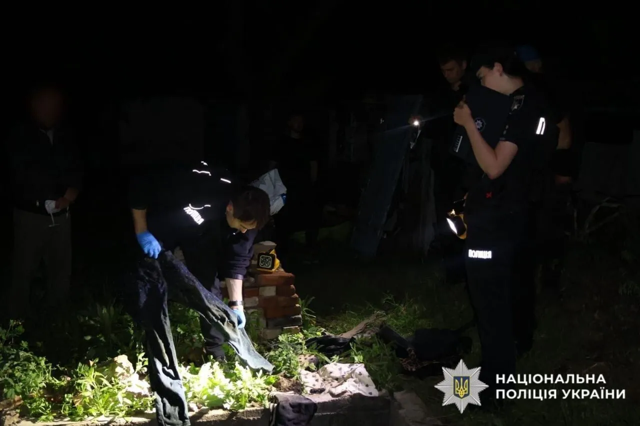 На Київщині чоловік під час конфлікту вбив співмешканку та закопав її тіло біля будинку. Подробиці справи та фото
