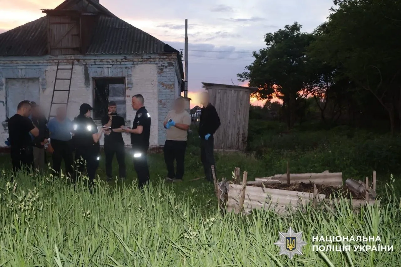 На Київщині чоловік під час конфлікту вбив співмешканку та закопав її тіло біля будинку. Подробиці справи та фото