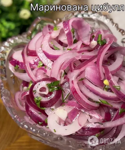 Вкусный маринованный лук к мясным и рыбным блюдам: делимся быстрым рецептом