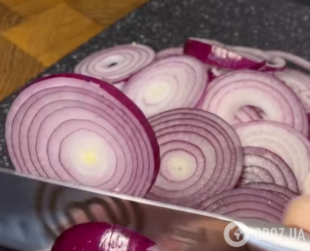 Вкусный маринованный лук к мясным и рыбным блюдам: делимся быстрым рецептом