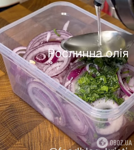 Вкусный маринованный лук к мясным и рыбным блюдам: делимся быстрым рецептом