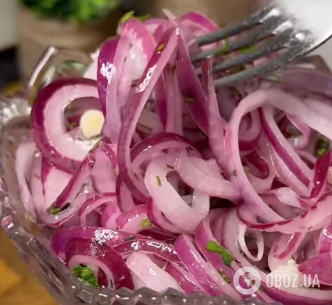 Вкусный маринованный лук к мясным и рыбным блюдам: делимся быстрым рецептом