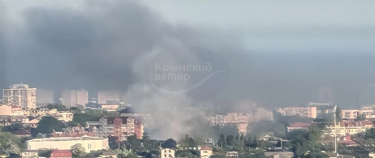 В окупованому Криму прогриміли вибухи: кажуть про приліт у будівлю штабу ВПС Чорноморського флоту. Фото і відео