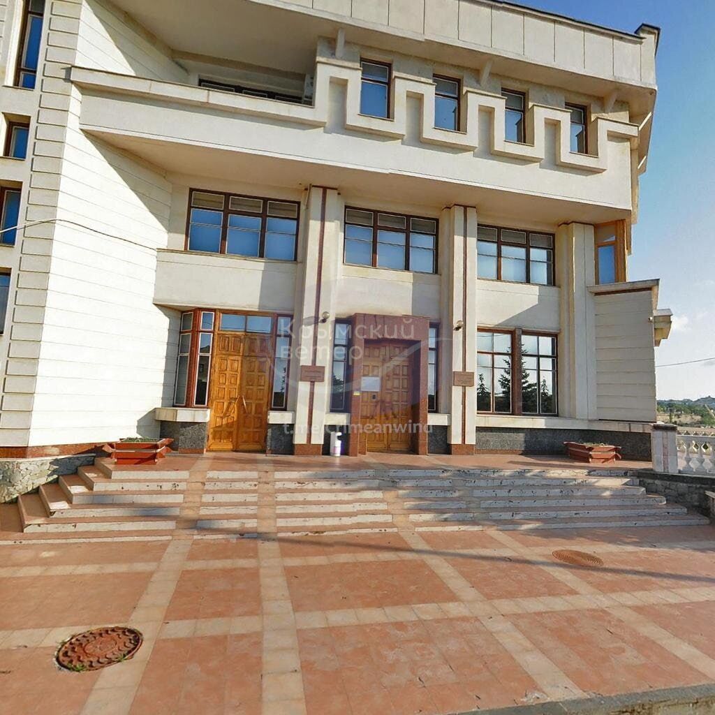 В окупованому Криму прогриміли вибухи: кажуть про приліт у будівлю штабу ВПС Чорноморського флоту. Фото і відео