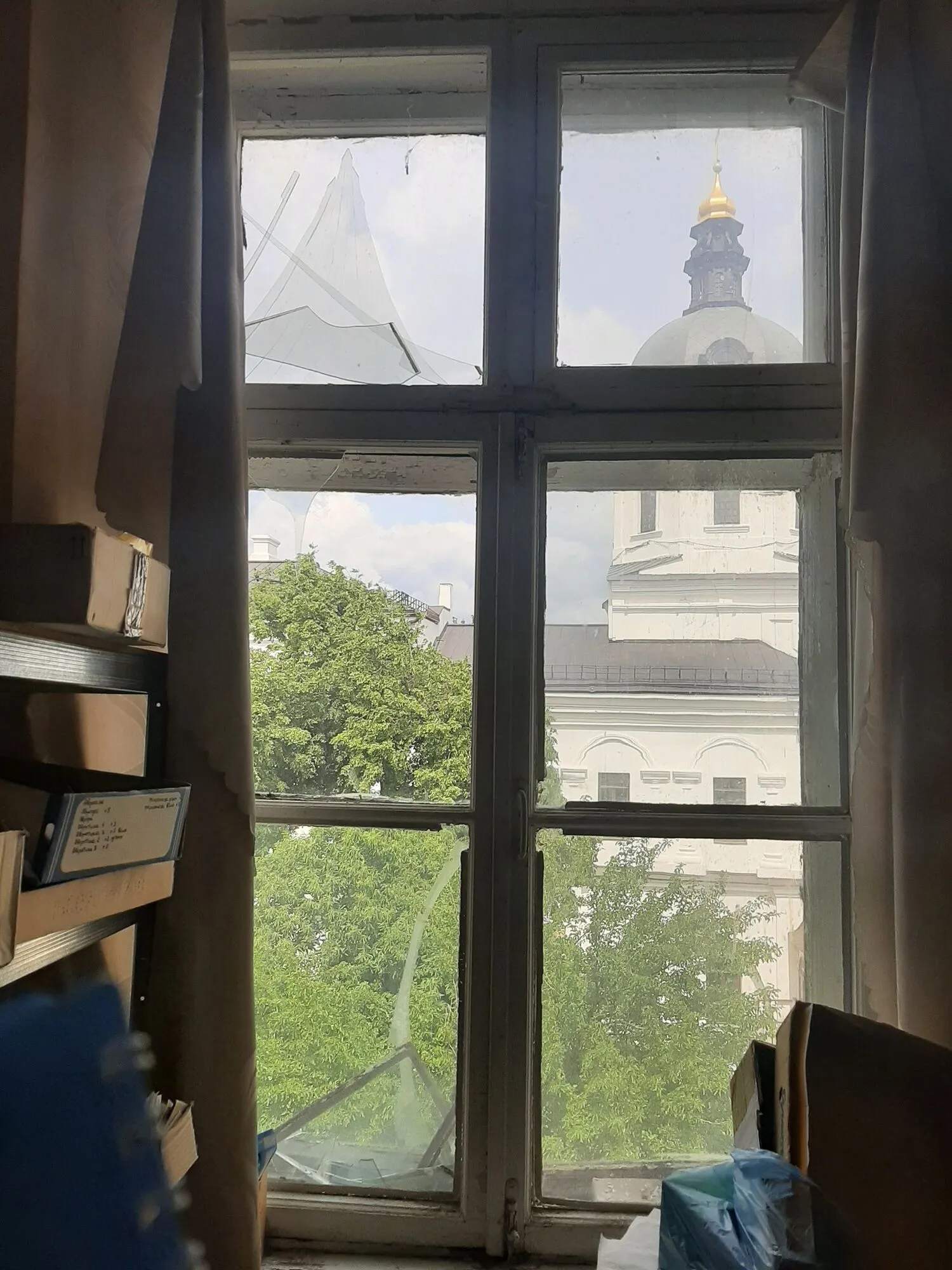 "Росія намагається знищити культуру": будівлі Києво-Могилянської академії постраждали через обстріл. Фото