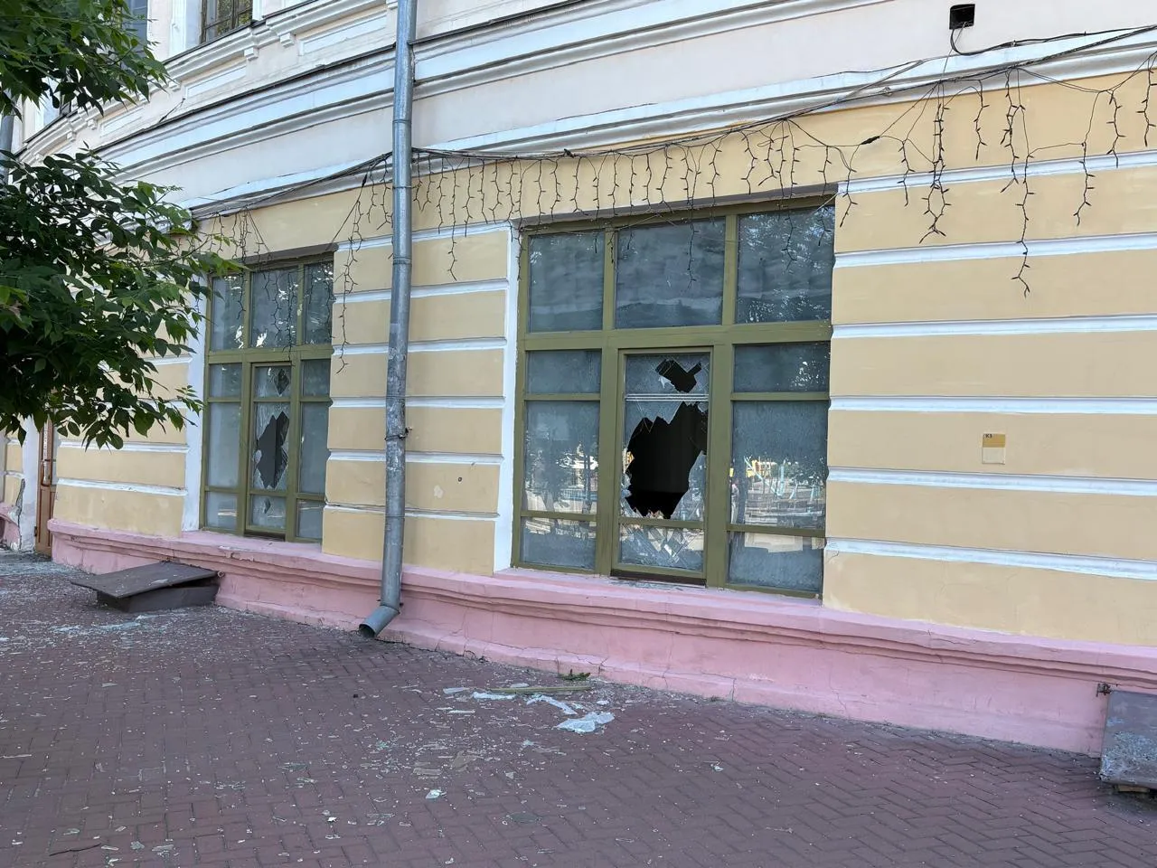 "Росія намагається знищити культуру": будівлі Києво-Могилянської академії постраждали через обстріл. Фото
