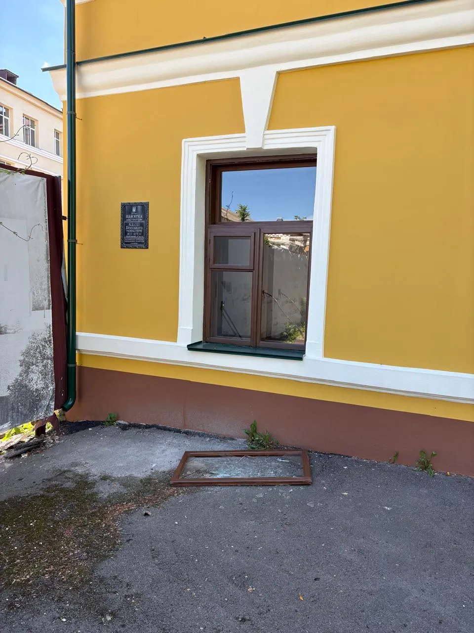 "Росія намагається знищити культуру": будівлі Києво-Могилянської академії постраждали через обстріл. Фото