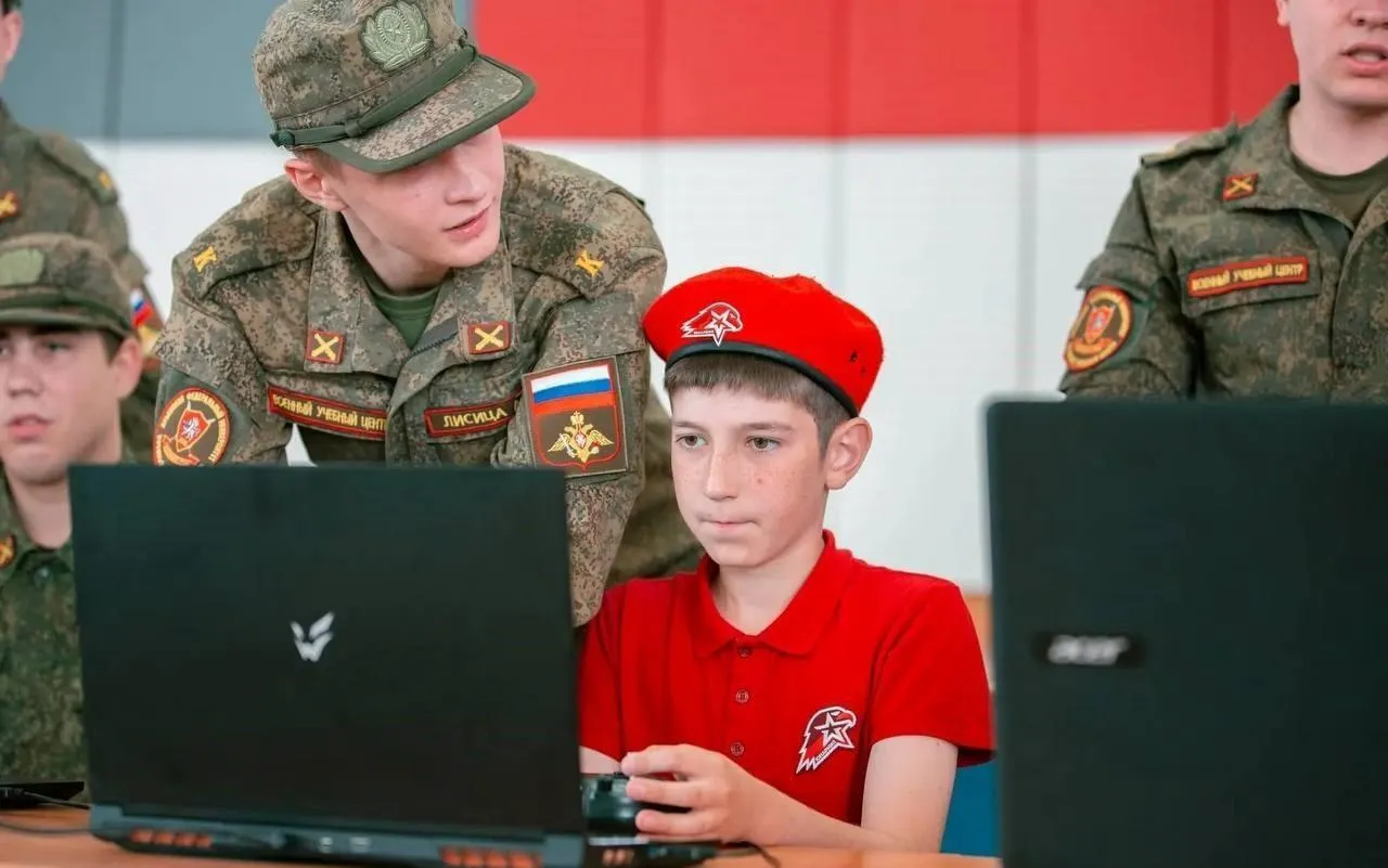 Оккупанты в Крыму учат детей управлять БПЛА и работать с оружием: всплыли подробности. Фото