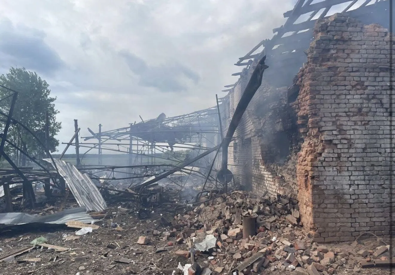 Окупанти вдарили по фермі на Чернігівщині: загинула жінка, є поранений. Фото