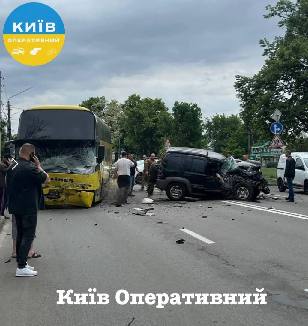 Под Киевом столкнулись автобус и легковушка: есть погибший и пострадавшие. Фото