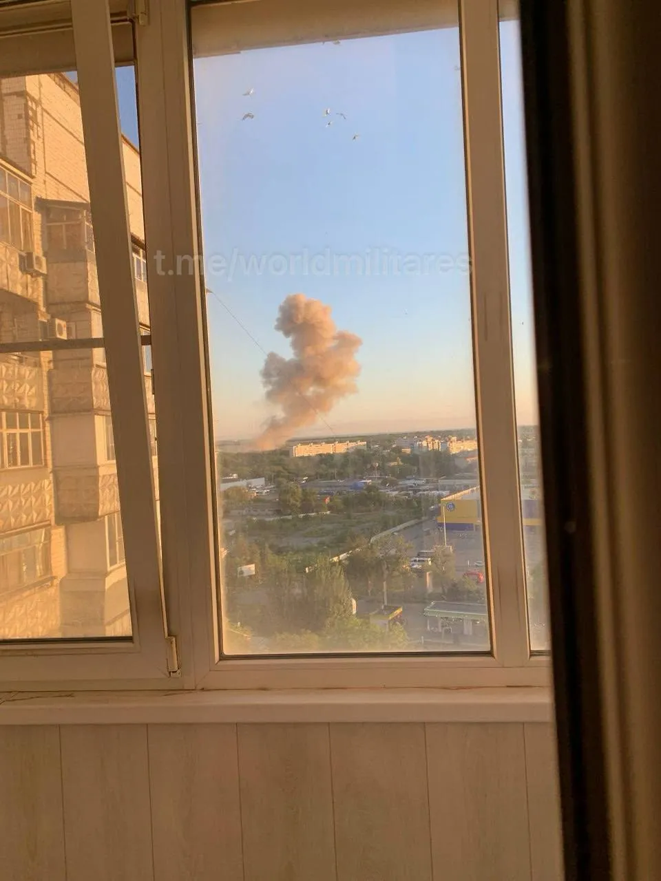 Под прицелом были авиабаза и авиаремонтный завод: в Таганроге и Воронеже прогремели взрывы, поднялся дым. Фото и видео