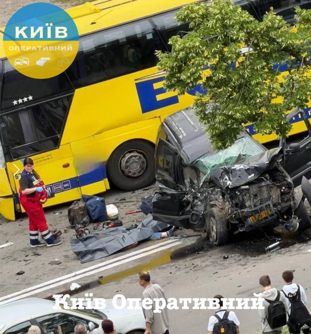 Под Киевом столкнулись автобус и легковушка: есть погибший и пострадавшие. Фото