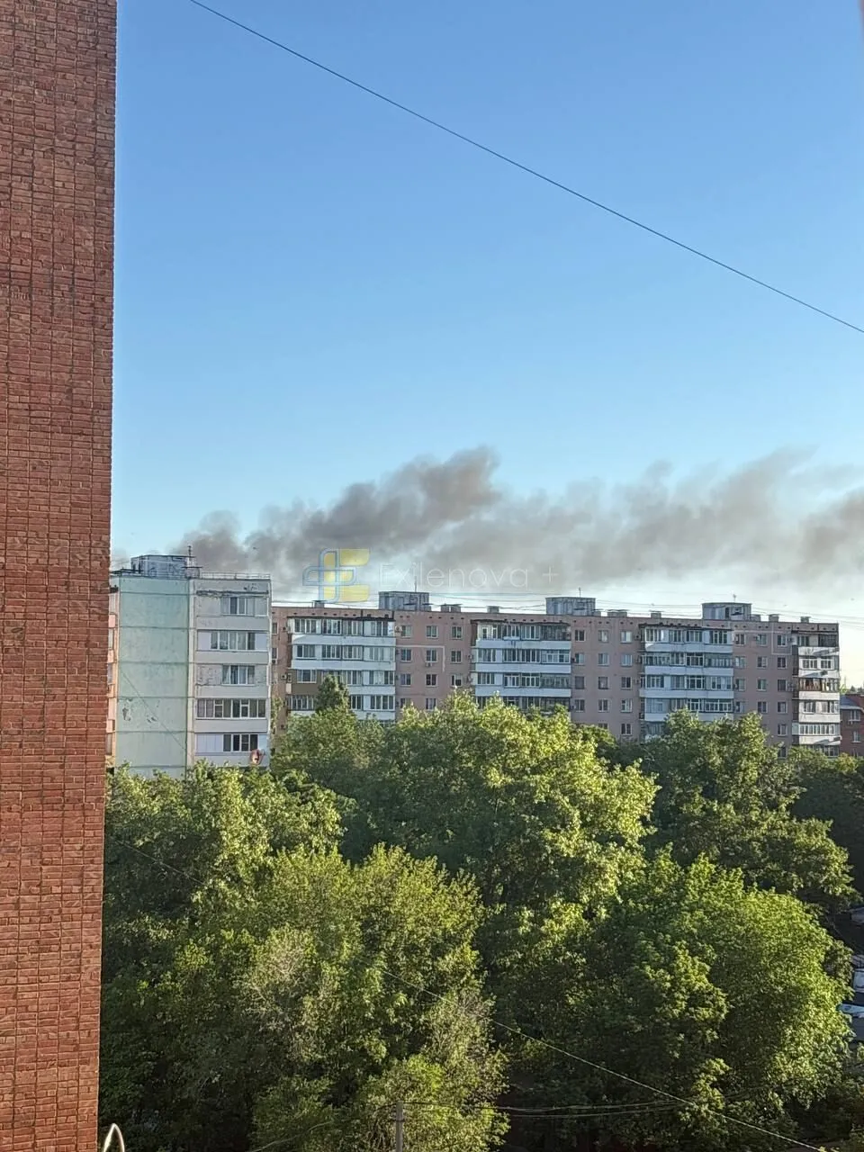 Под прицелом были авиабаза и авиаремонтный завод: в Таганроге и Воронеже прогремели взрывы, поднялся дым. Фото и видео