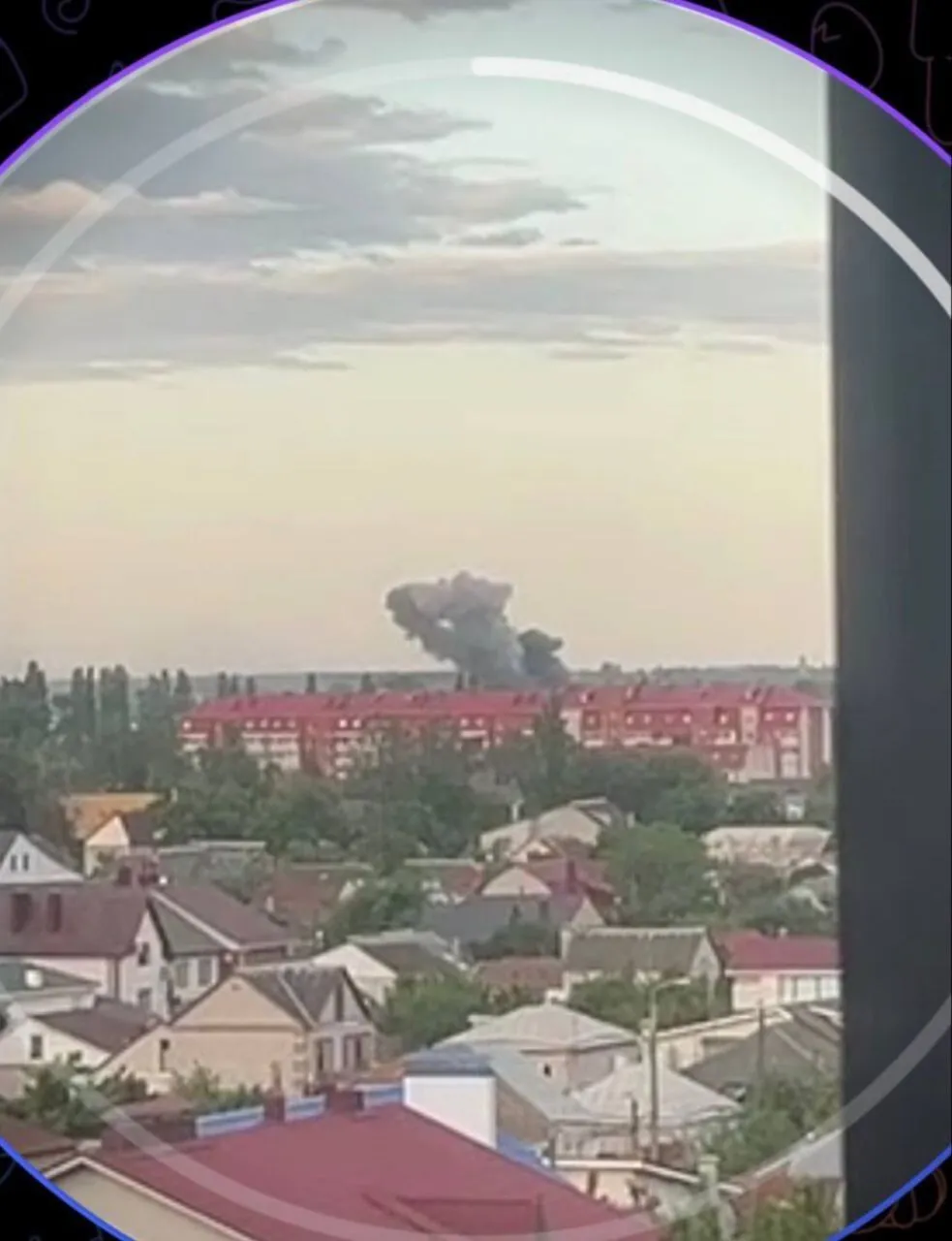 Под прицелом были авиабаза и авиаремонтный завод: в Таганроге и Воронеже прогремели взрывы, поднялся дым. Фото и видео