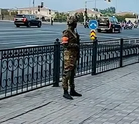 У кортежі Путіна в Астані помітили броньовик із місцем для кулеметника на даху. Фото