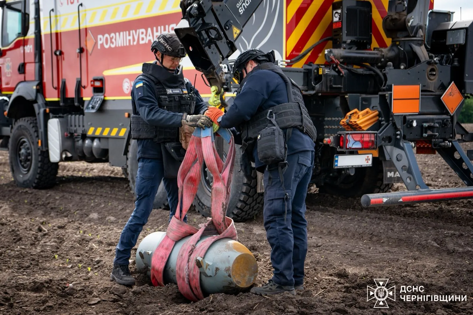 На Черниговщине нашли обломки двух вражеских ракет Х-101, которые не успели сдетонировать. Фото