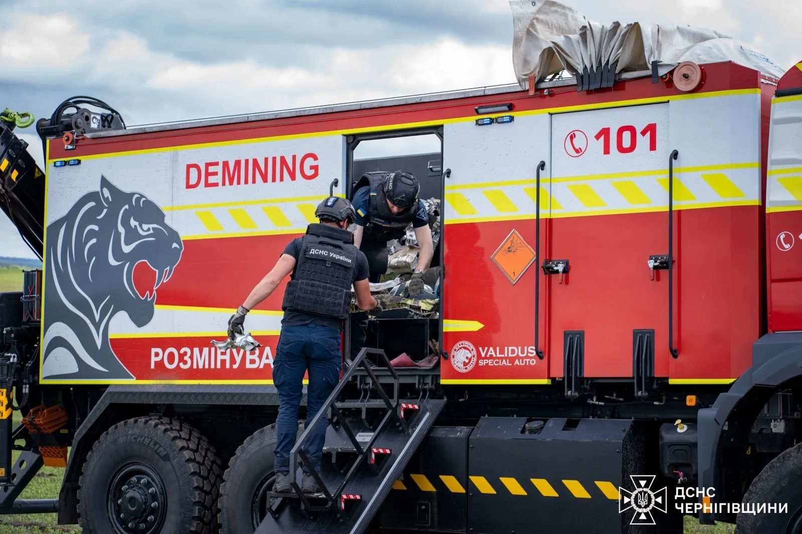 На Черниговщине нашли обломки двух вражеских ракет Х-101, которые не успели сдетонировать. Фото