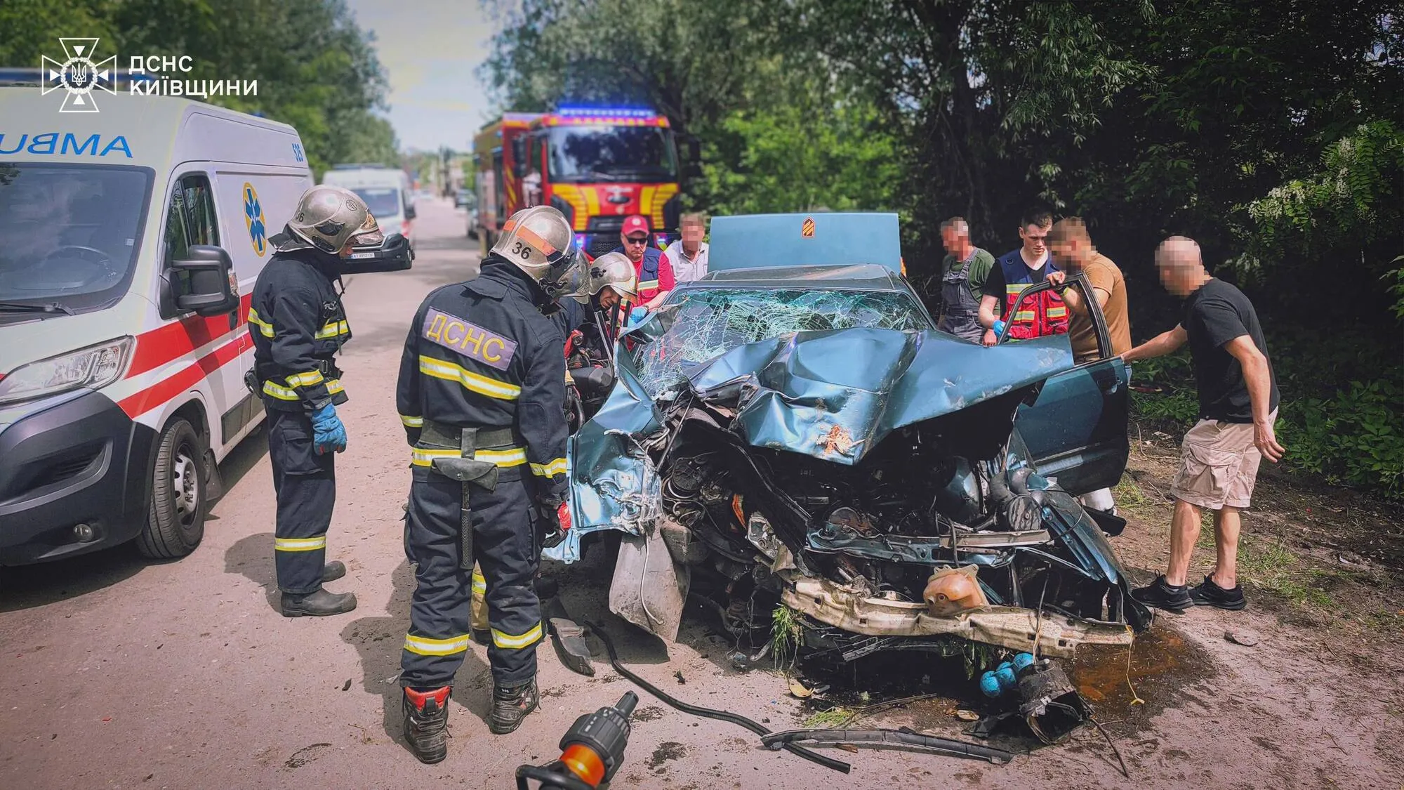 Под Киевом легковушка на скорости въехала в дерево: среди пострадавших беременная и дети. Подробности и фото