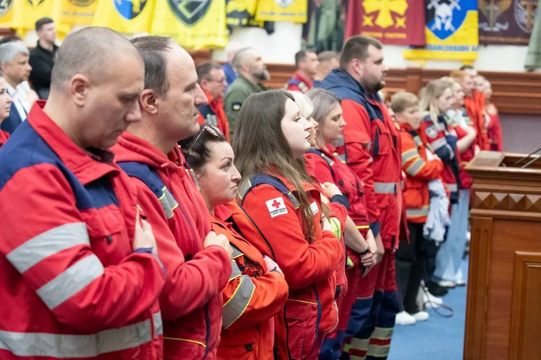 "Наша "екстренка" працює 24/7": Кличко нагородив працівників екстреної меддопомоги під час засідання Київради. Фото