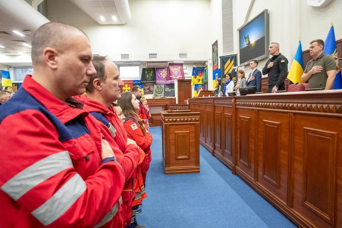 "Наша "екстренка" працює 24/7": Кличко нагородив працівників екстреної меддопомоги під час засідання Київради. Фото