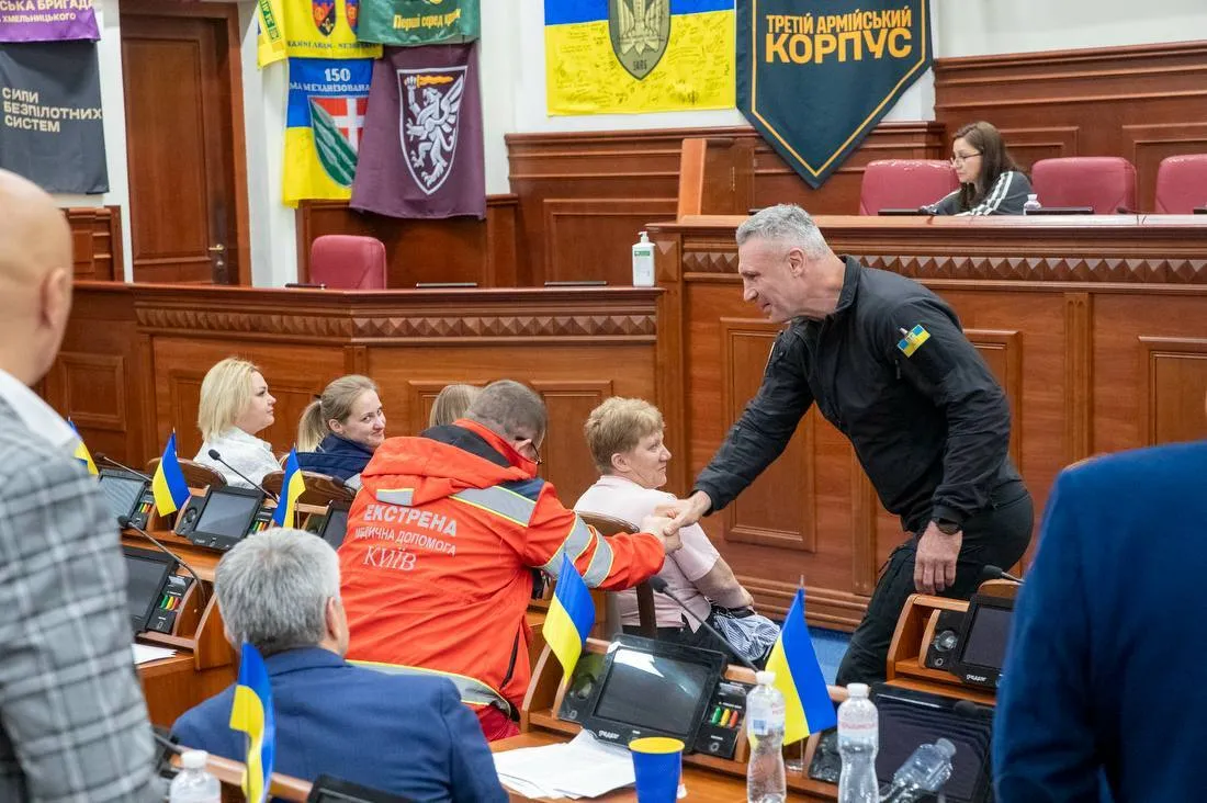 "Наша "екстренка" працює 24/7": Кличко нагородив працівників екстреної меддопомоги під час засідання Київради. Фото