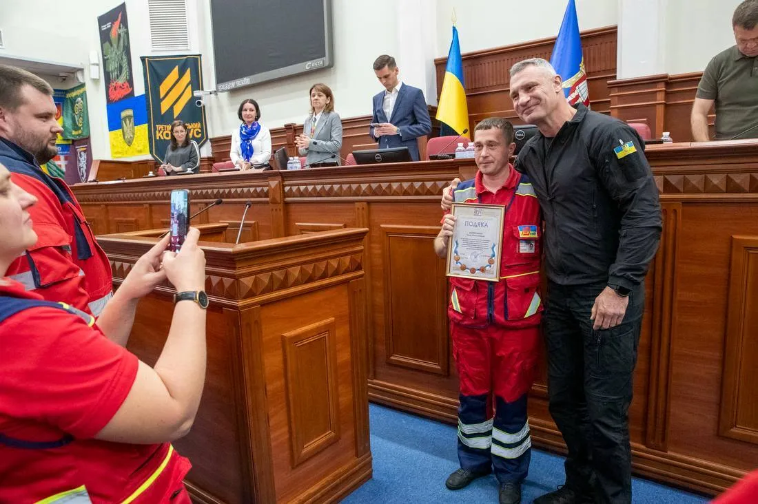 "Наша "екстренка" працює 24/7": Кличко нагородив працівників екстреної меддопомоги під час засідання Київради. Фото