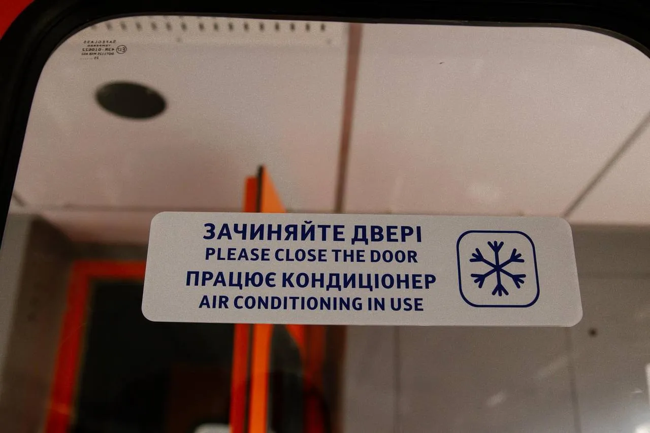Вбиральня в оновленій електричці.