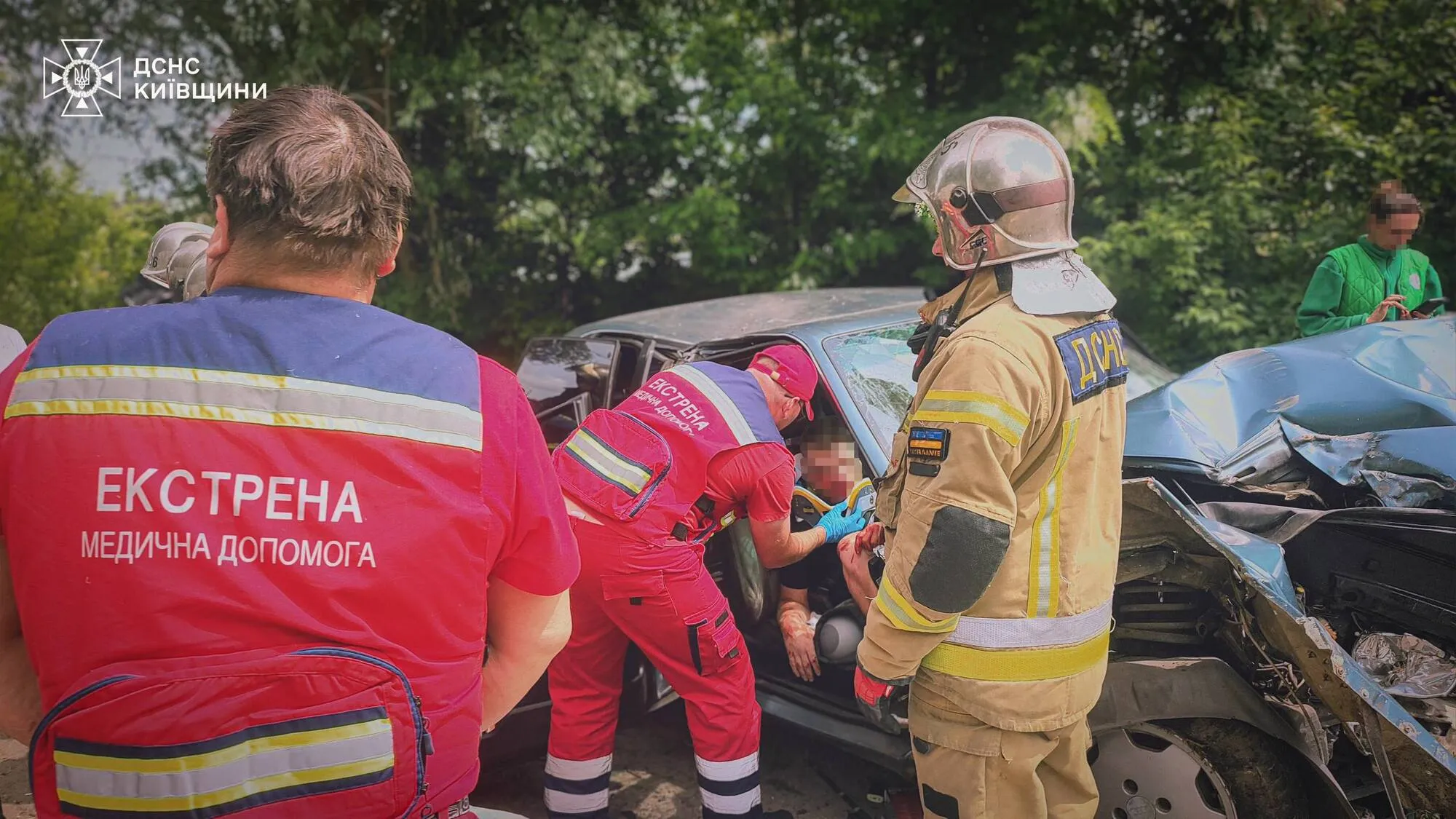 Под Киевом легковушка на скорости въехала в дерево: среди пострадавших беременная и дети. Подробности и фото