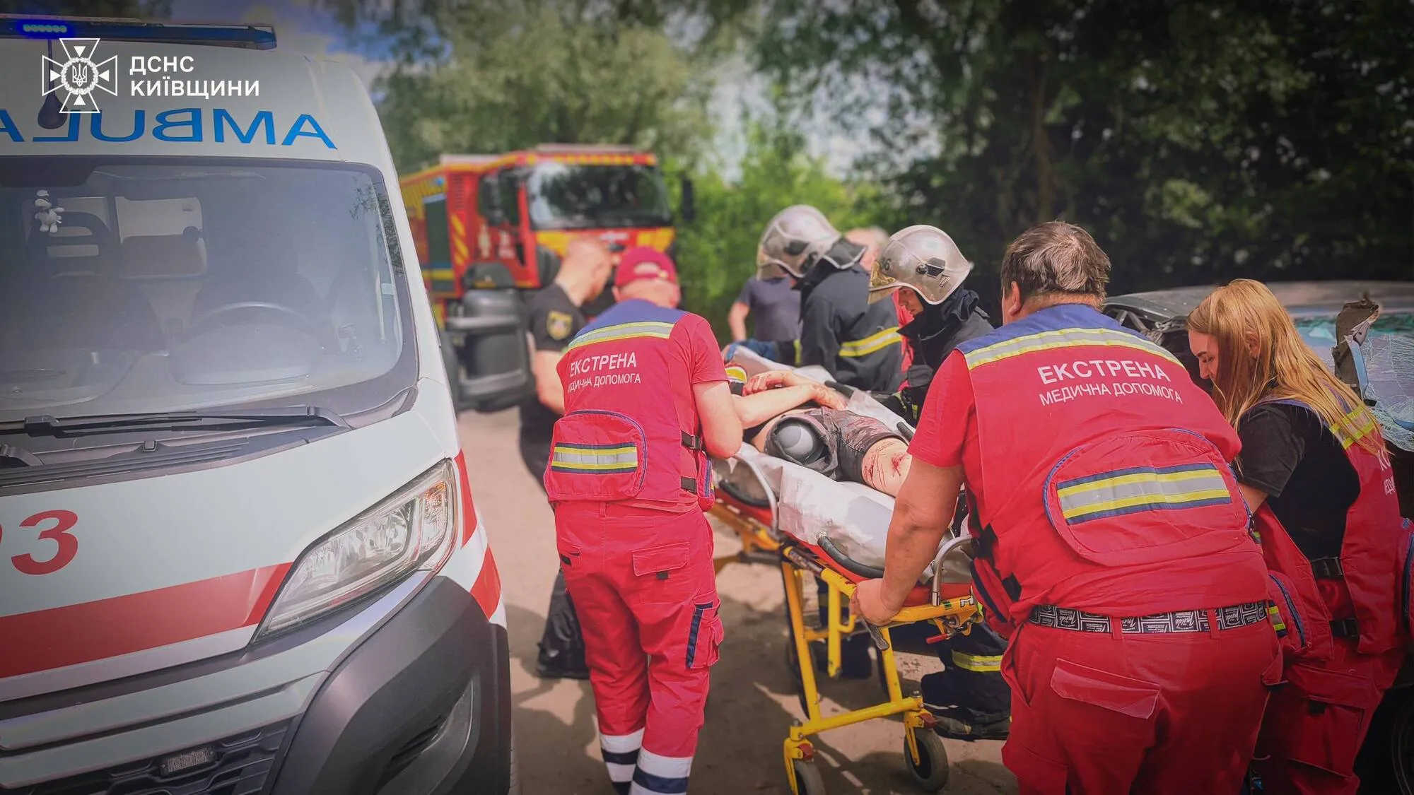 Под Киевом легковушка на скорости въехала в дерево: среди пострадавших беременная и дети. Подробности и фото