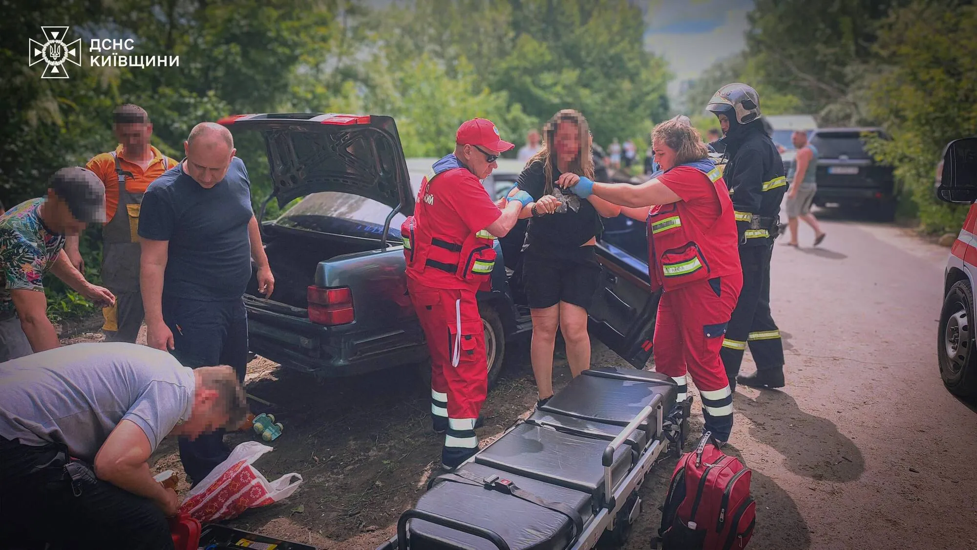 Под Киевом легковушка на скорости въехала в дерево: среди пострадавших беременная и дети. Подробности и фото