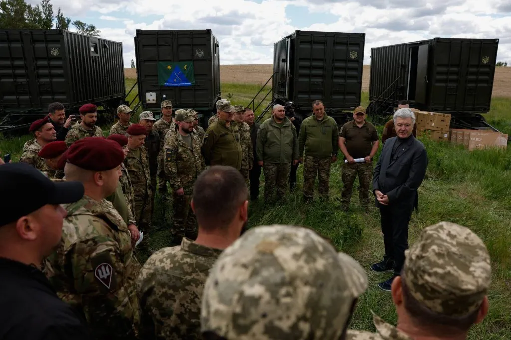 Підрозділи ЗСУ отримали 15 прально-душових комплексів від Порошенка