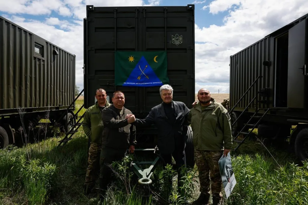 Підрозділи ЗСУ отримали 15 прально-душових комплексів від Порошенка