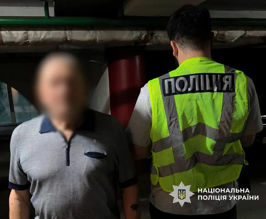 В центре Киеве мужчина подстрелил случайную прохожую во время ремонта ружья. Подробности и фото