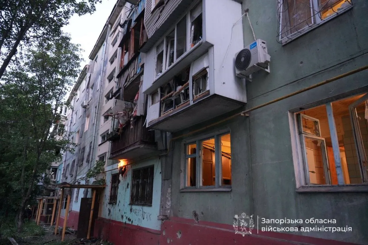 Оккупанты ударили по Запорожью: произошел пожар, есть пострадавшие. Фото