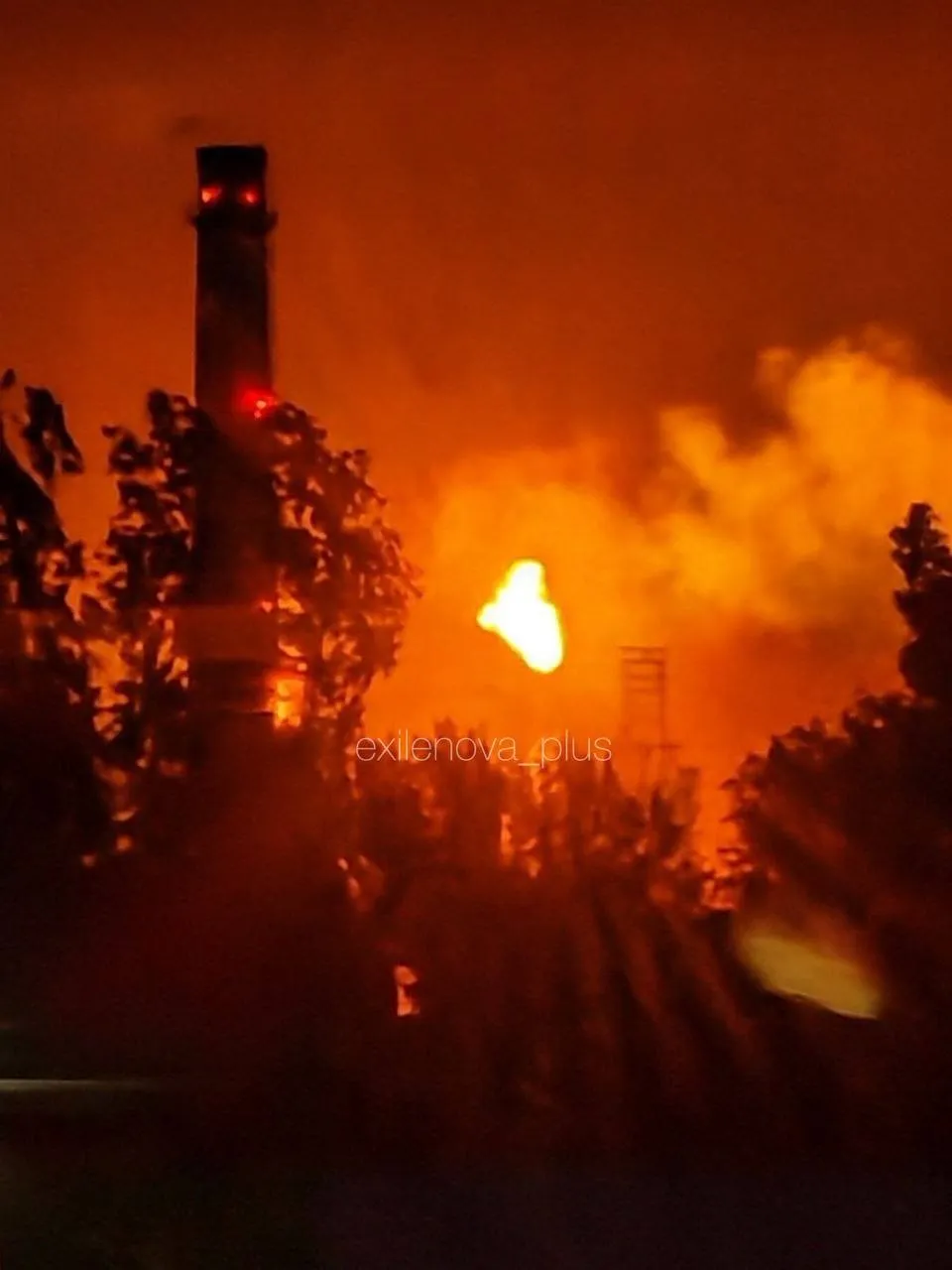 Дрони вдесяте атакували НПЗ у Волгограді: сталась пожежа. Фото і відео