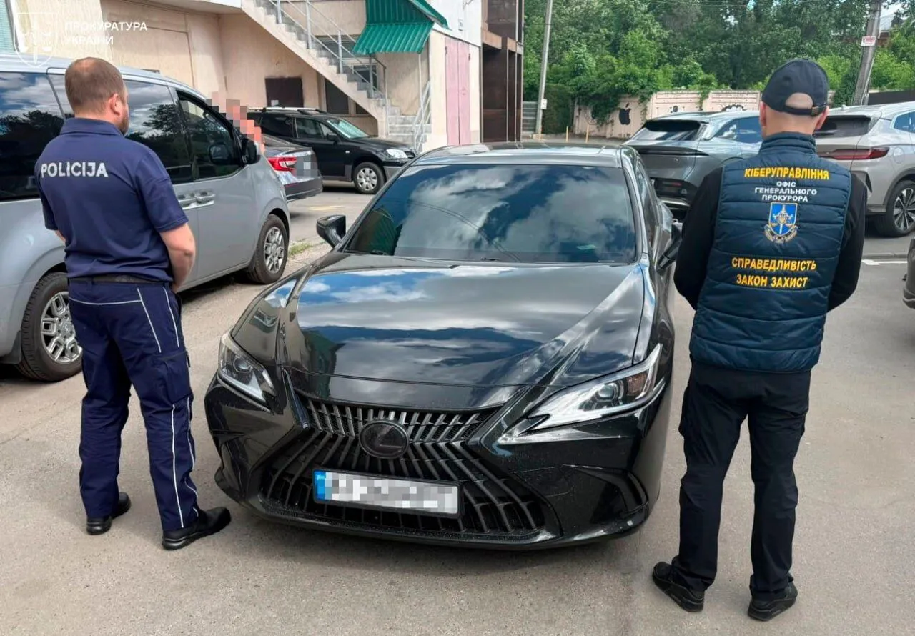 На украденные средства мошенники покупали элитные авто