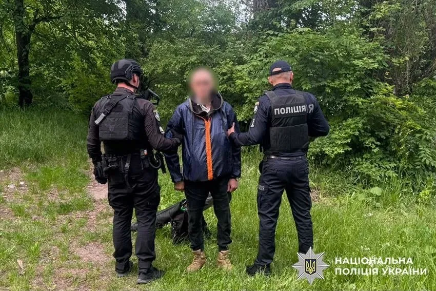 В Хмельницкой области задержали мужчину, который устроил стрельбу из пневматического оружия: могли пострадать дети. Фото