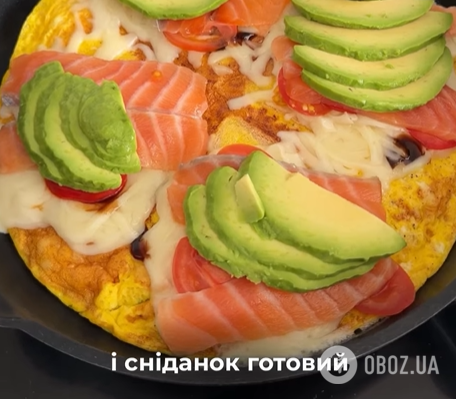 Смачний сніданок з тостостовим хлібом, лососем та авокадо: як приготувати