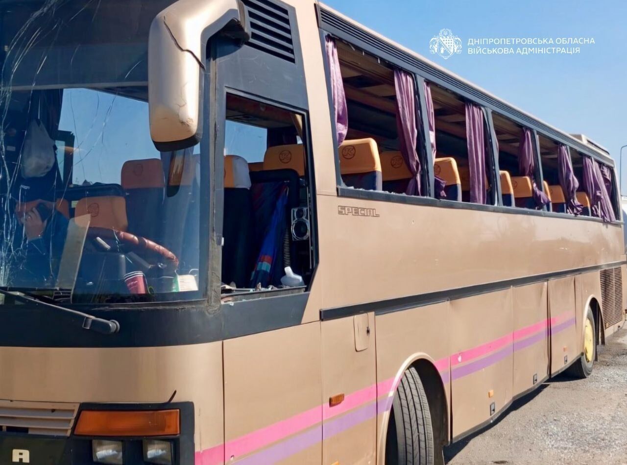 На Дніпропетровщині ворожий дрон упав біля АЗС: постраждав автобус з десятками дітей. Фото